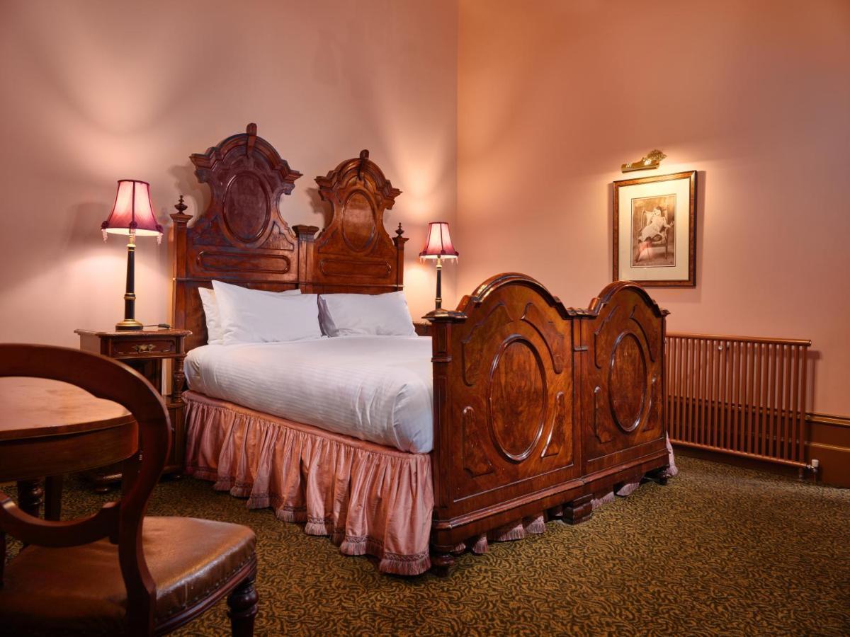 クレイグズ ロイヤル ホテル バララット エクステリア 写真 A bedroom at the hotel