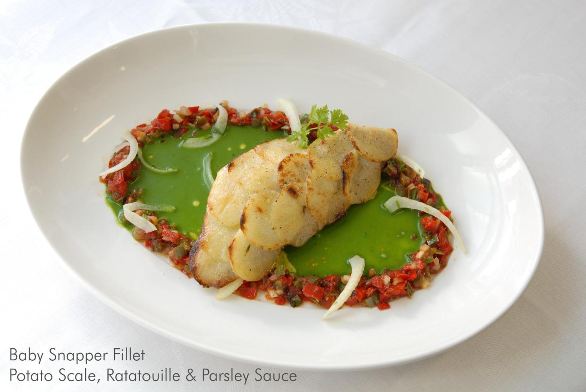 クレイグズ ロイヤル ホテル バララット エクステリア 写真 A prepared fillet of a grouper