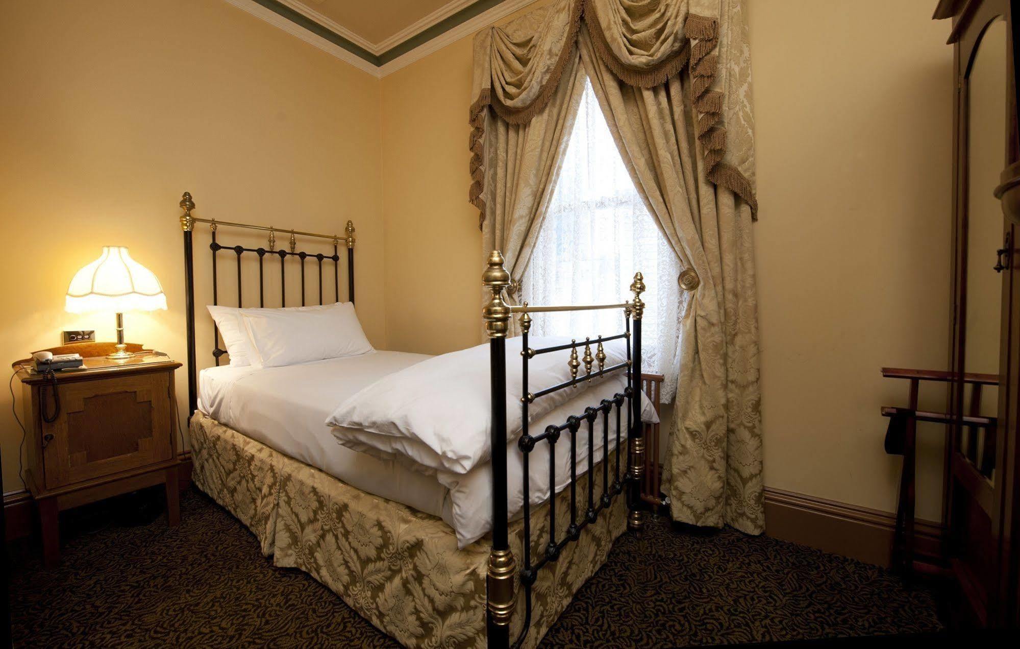 クレイグズ ロイヤル ホテル バララット エクステリア 写真 A single room at the hotel