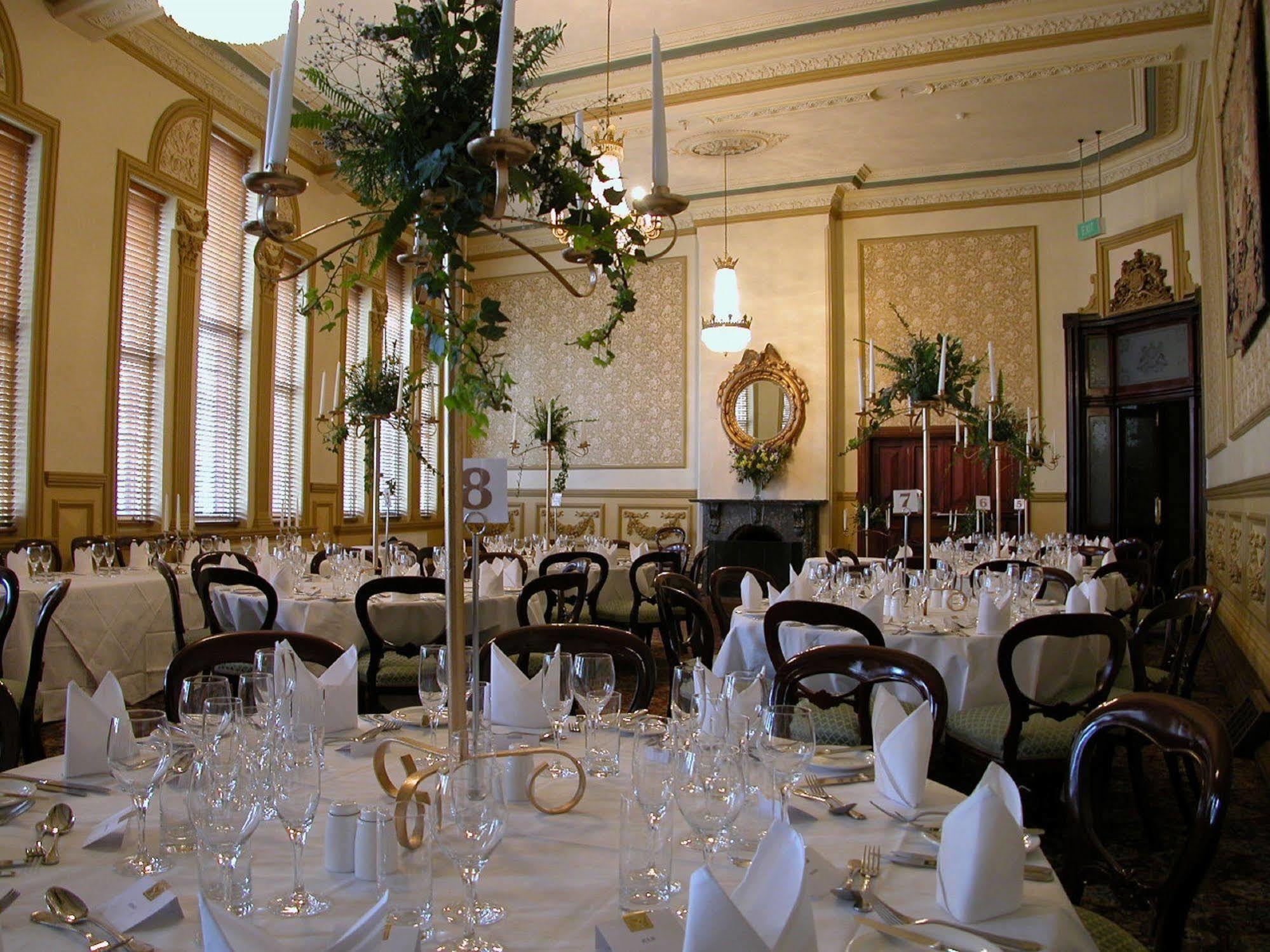クレイグズ ロイヤル ホテル バララット エクステリア 写真 The dining room at the Old Bank of Montreal