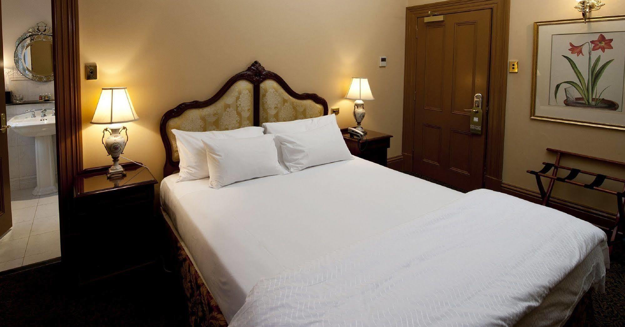 クレイグズ ロイヤル ホテル バララット エクステリア 写真 A bedroom at the hotel